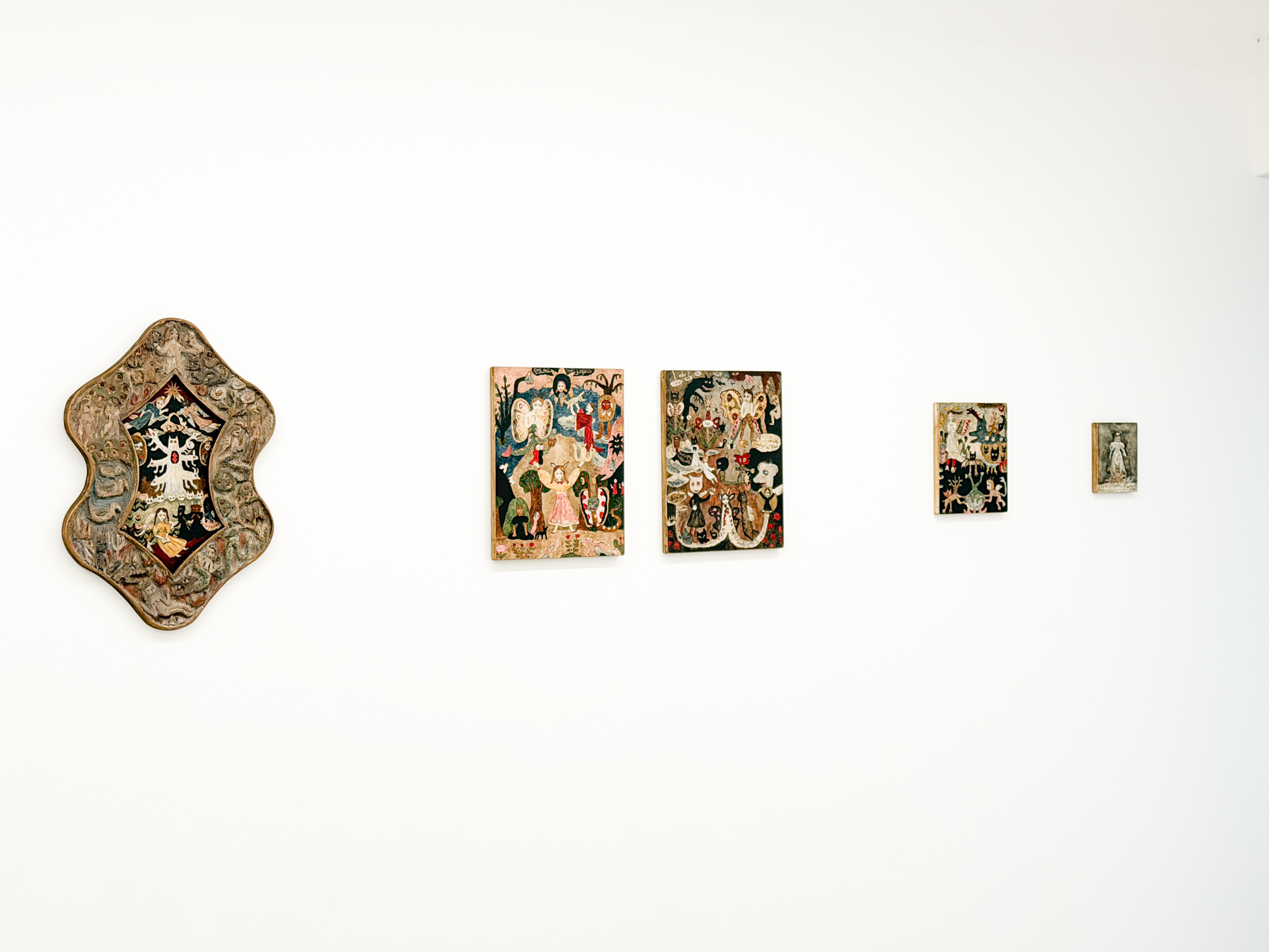 網代幸介 個展「Excavation Record II – Loro's Heart」会場風景（左：《ロロの心臓》）